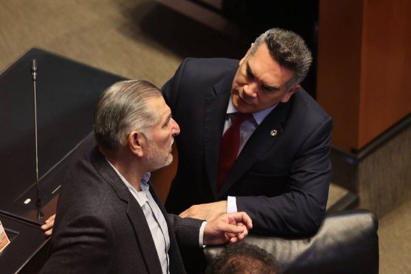 Alejandro Moreno, presidente del PRI, dialoga con Adán Augusto López, coordinador de Morena en el Senado