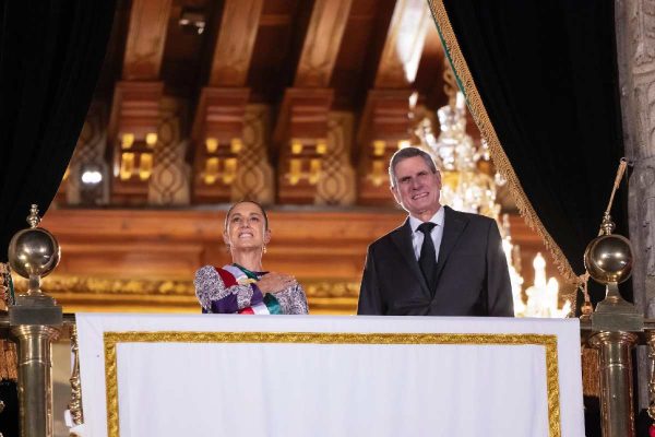 Claudia Sheinbaum y su esposo Jesús María Tarriba durante el Grito de Independencia