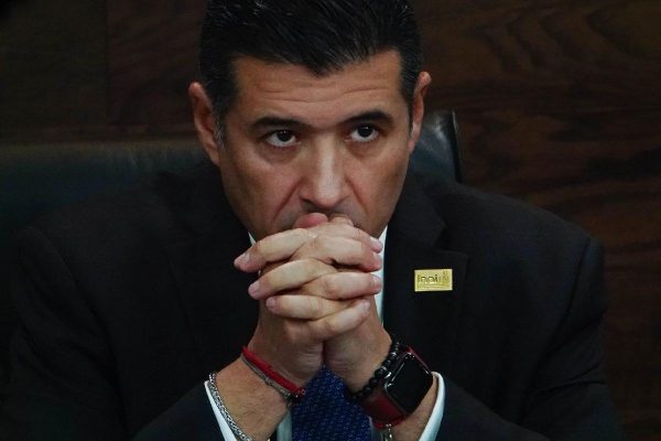 Consejero presidente del INAI, Adrián Alcalá, ofrecer reducir el presupuesto para no desaparecer