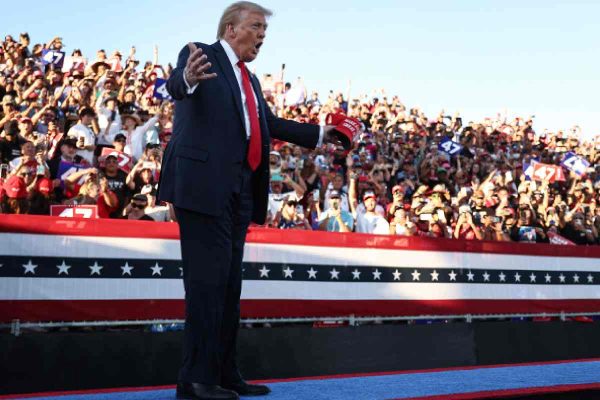 Donald Trump realizó un mitin en Coachella, California. Cerca del lugar fue detenido un hombre armado