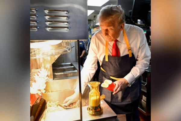 Donald Trump preparando una papas fritas mientras trabaja en McDonald's