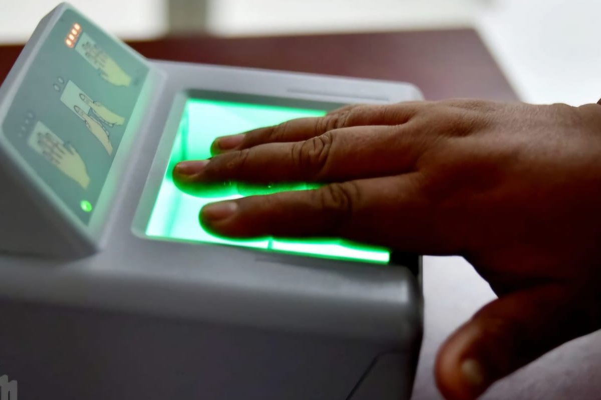 Toma de huellas digitales para el CURP biométrico