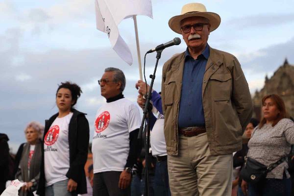 Félix Hernández Gamundi, integrante del Comité 68, habla durante el mitin por el 56 aniversario de la matanza de Tlatelolco | Foto: Cuartoscuro