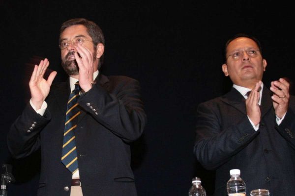 Jorge Islas (der) junto a Juan Ramón de la Fuente (izq) como autoridades de la UNAM en 2007 | Foto: Archivo Cuartoscuro