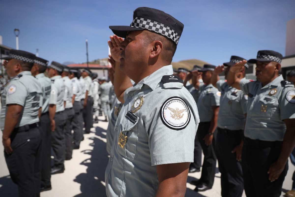 Elementos de la Guardia Nacional en formación