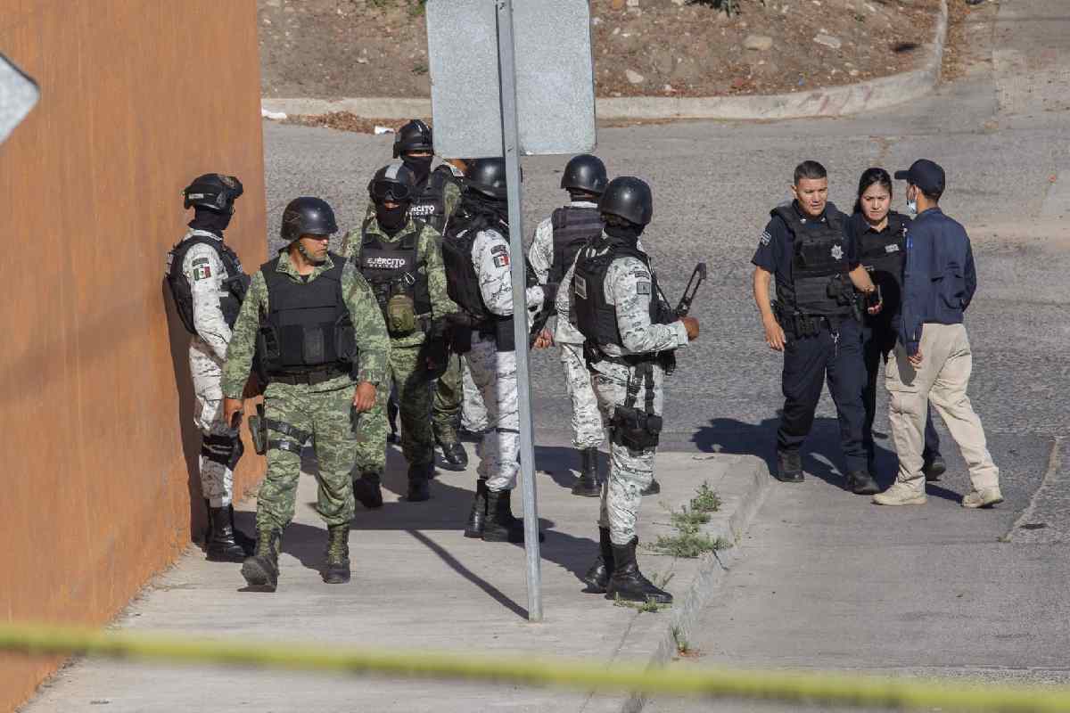 Elementos de las Fuerzas Armadas tras atender un crimen