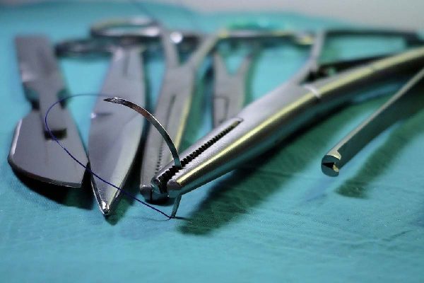 detienen a mujer en Querétaro por realizar cirugías estéticas sin cédula