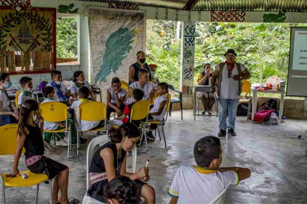 Evirley Mutumbajoy, uno de los docentes indígenas de la IERI Yachaikury, en un taller con niños ingas. Foto: Amazon Conservation Team