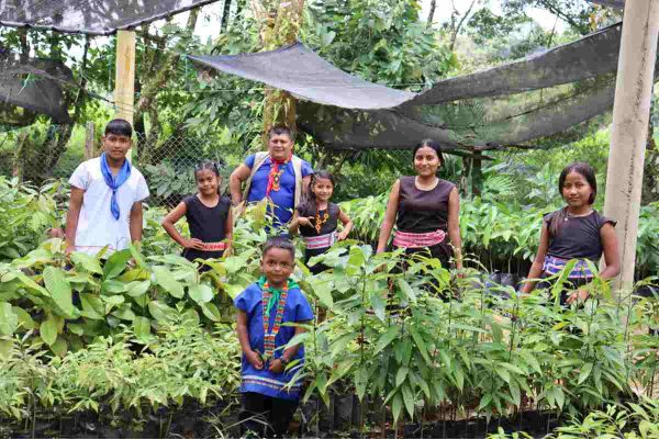 Niñas y niños que hacen parte del grupo de viverismo de la IERI Yachaikury. Foto: Santiago Toro Duque / Amazon Conservation Team