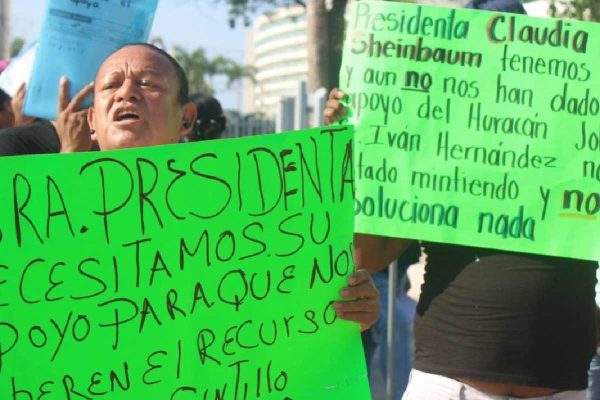 Familiares de desaparecidos y afectados por John exigen apoyos durante evento de Sheinbaum a Acapulco