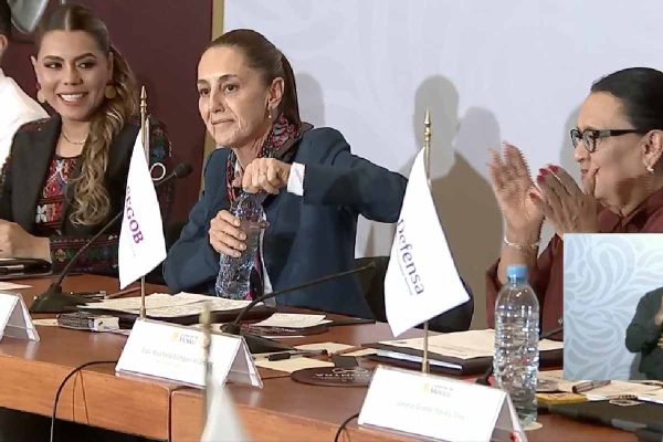 Familiares de desaparecidos y afectados por John exigen apoyos durante evento de Sheinbaum a Acapulco