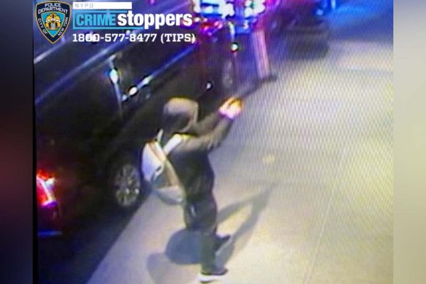 Imágenes del presunto asesino de Brian Thompson al momento del ataque