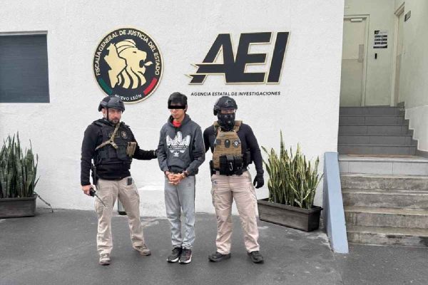 Momento en el que Christian de Jesús R fue presentado en la Fiscalía de Nuevo León tras su captura