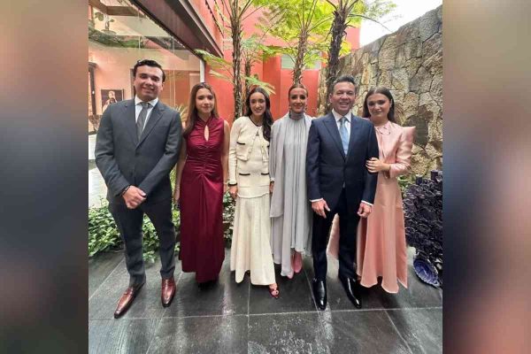 Pablo Lemus junto a su familia antes de su toma de protesta