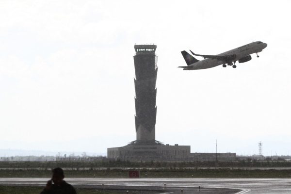 Pasajero del vuelo El Bajío–Tijuana de Volaris intenta desviar avión a EU, tripulación lo detiene