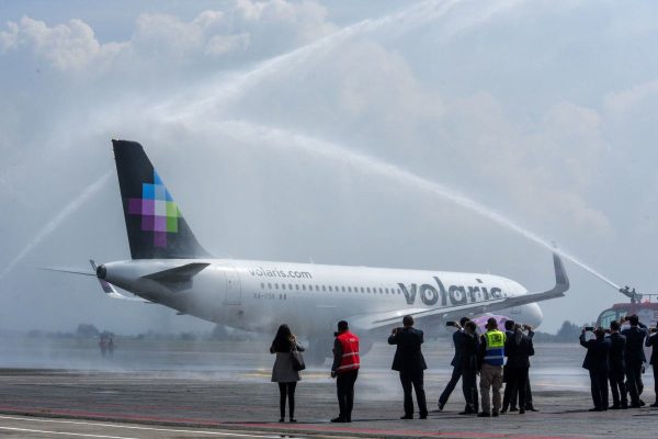 Pasajero del vuelo El Bajío–Tijuana de Volaris intenta desviar avión a EU, tripulación lo detiene