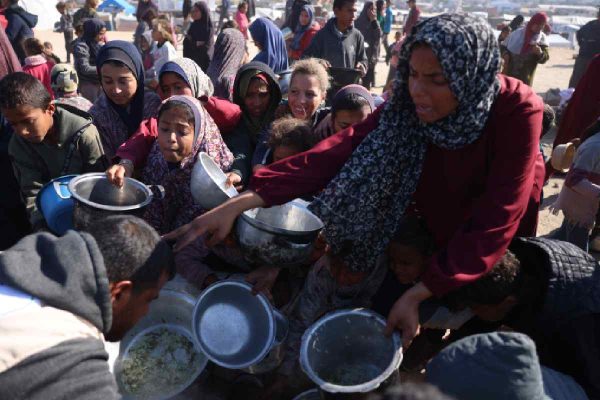Personas de palestina haciendo fila para recibir comida