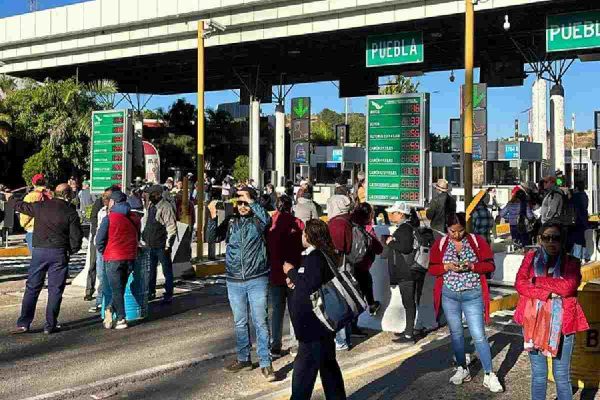 Trabajadores de salud realizan bloqueos y toman casetas en Oaxaca en exigencia de pagos pendientes