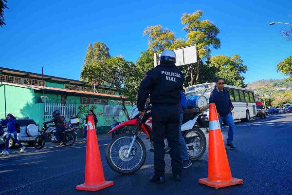 Trabajadores de salud realizan bloqueos y toman casetas en Oaxaca en exigencia de pagos pendientes