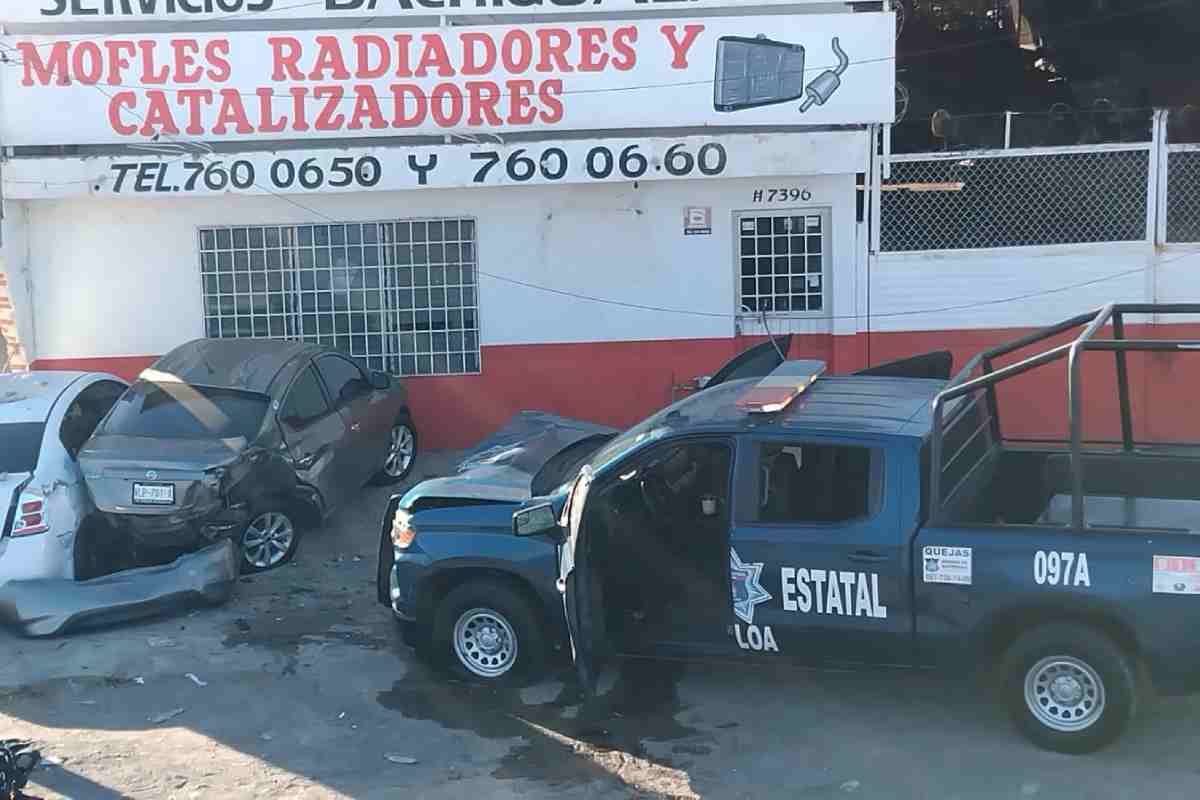 Una de las patrullas de la Policía Estatal de Culiacán se impactó contra negocios. Foto: Noroeste