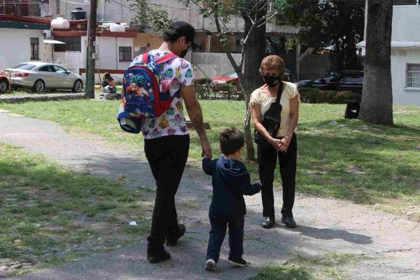 En México, las mujeres dedican más horas al cuidado de personas que los hombres. Foto: Cuartoscuro