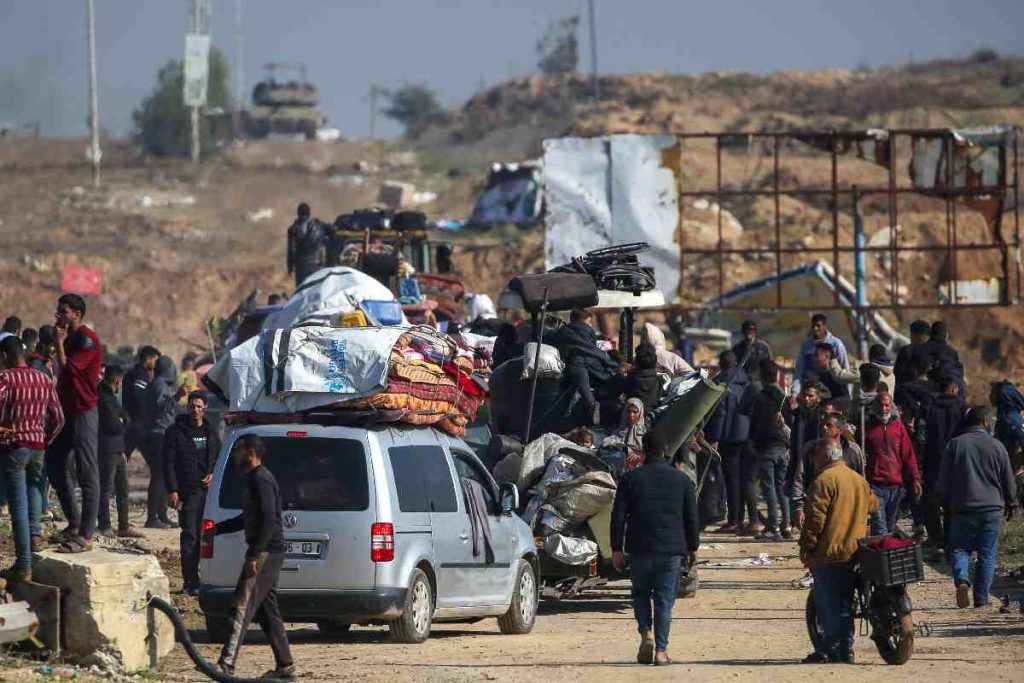 Cientos de miles de palestinos desplazados por la invasión de Israel vuelven al norte de Gaza tras acuerdo