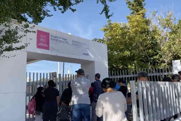 Cuatro primarias de Hermosillo, Sonora, amanecen con pintas de un grupo criminal; nuevamente amenazan a cantantes de corridos tumbados
