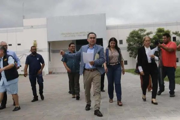 Rector de la UAS saliendo de los juzgados