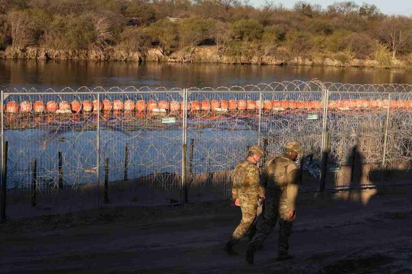 Soldados del ejército de EU vigilando la frontera con México en Texas para detener la migración