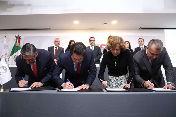 El modelo de “Triple Hélice” consiste en la interacción, generación e intercambio de conocimiento entre instituciones educativas, industria y gobierno, a la vez que la Educación Dual es una opción educativa para que estudiantes de nivel medio superior y superior puedan desarrollarse tanto en la escuela como en empresas. 