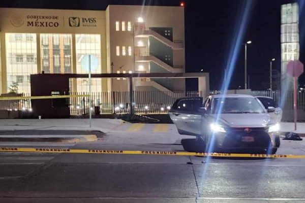 Vehículo en el que viajaba el menor que murió junto con su familia tras el ataque armado