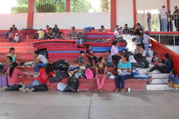 Desplazados de pueblos de la Sierra estaban alojados en el auditorio municipal de Chichihualco.