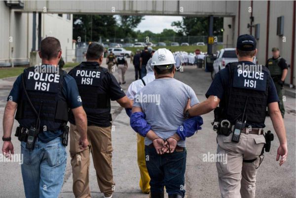 ¿Detuvieron a un hombre que portaba una playera con el eslogan ‘Latinos por Trump’? No, la foto está manipulada