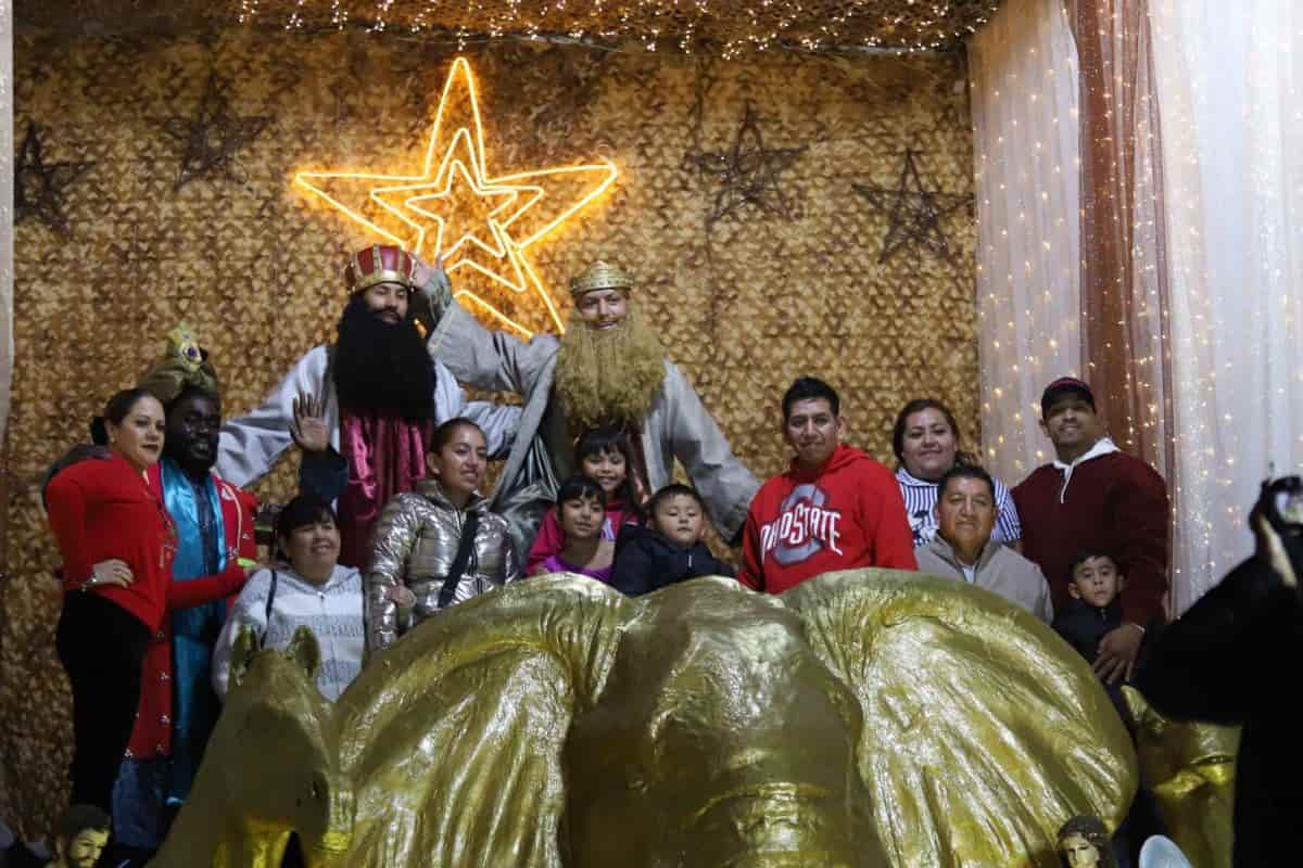 Una familia se tomó la tradicional fotografía con los Reyes Magos en la Romería instalada en Avenida Hidalgo