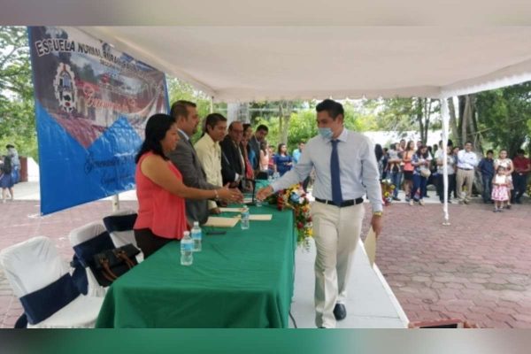 Edgar Andrés se graduó como maestro de la Normal Rural Raúl Isidro Burgos, de Ayotzinapa