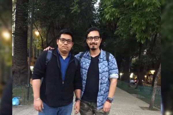 En este foto donde aparece Édgar Andrés, de sudadera negra, la compartió en sus redes sociales el escritor Tryno Maldonado, quien está al lado del maestro normalista de Ayotzinapa. 