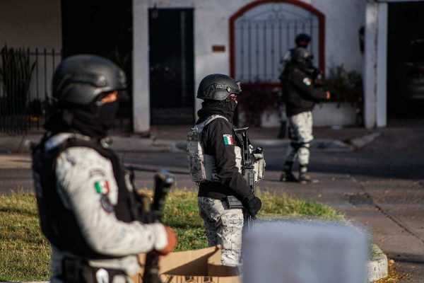 Fuerzas de seguridad resguardan una zona tras un enfrentamiento entre miembros del crimen organizado