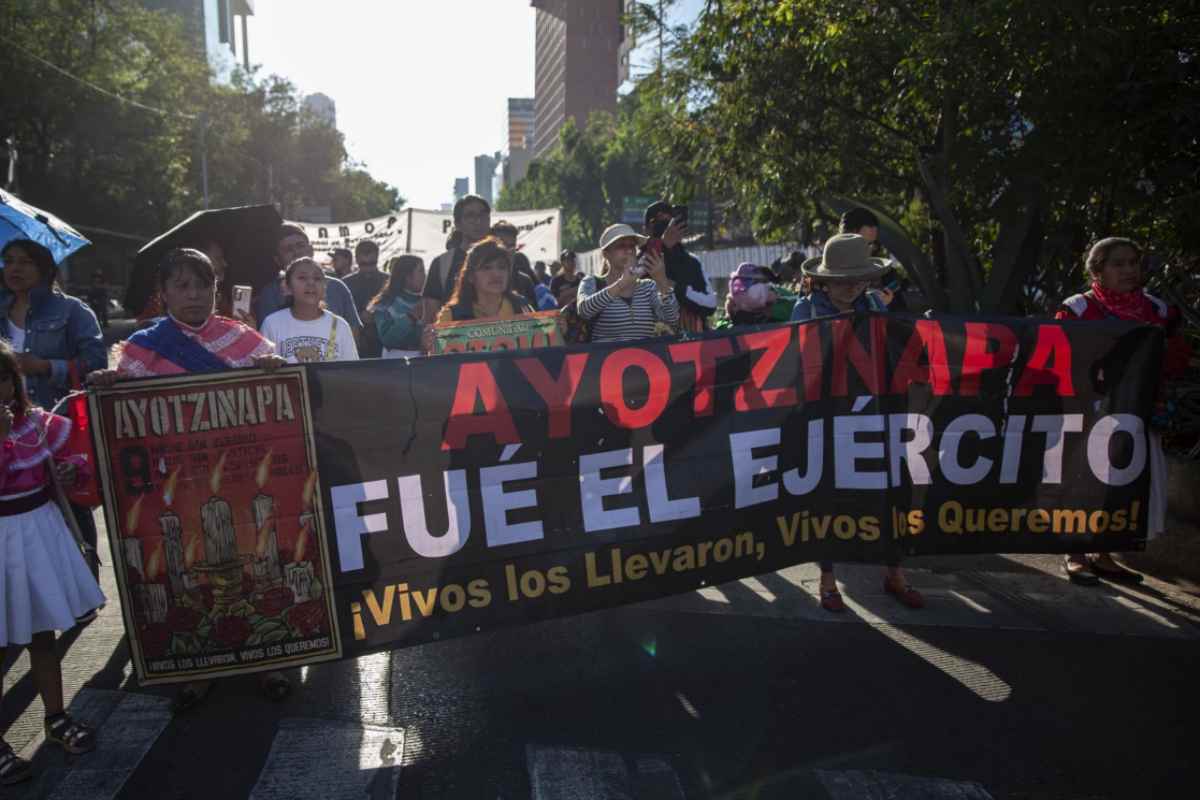 Marcha Ayotzinapa 10 años