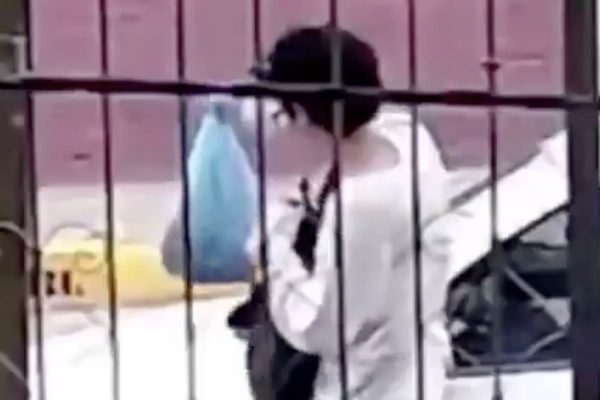 Momento en el que se observa a un joven abandonando a un bebé recién nacido en una bolsa de plástico en Tultitlán. Foto: Captura de pantalla