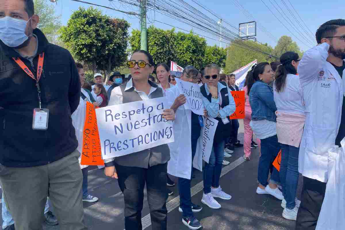 Trabajadores de salud protestan en distintos puntos de Edomex y CDMX; policías encapsulan a grupo para evitar que lleguen al AICM
