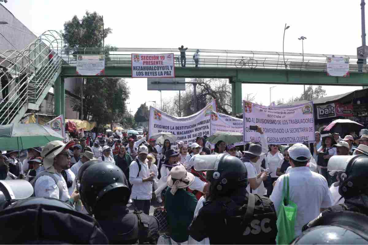 Trabajadores de salud protestan en distintos puntos de Edomex y CDMX; policías encapsulan a grupo para evitar que lleguen al AICM