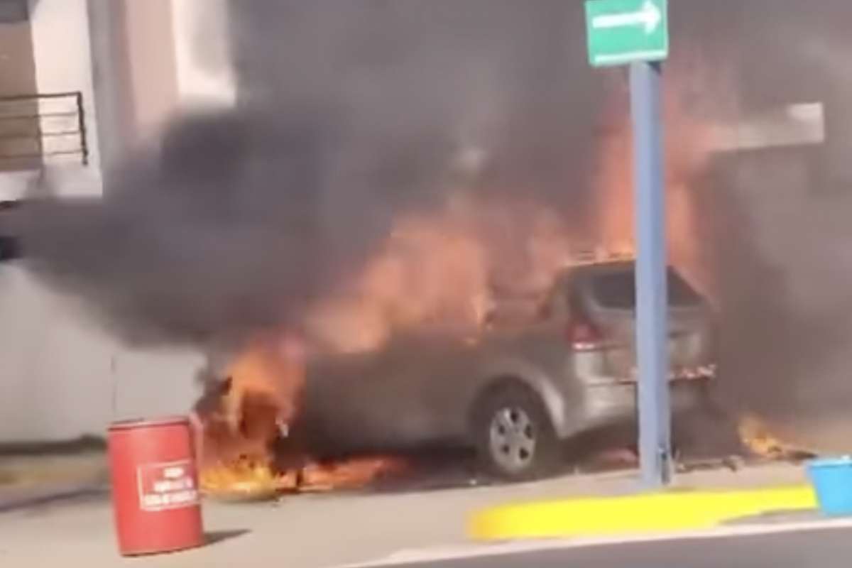 Uno de los vehículos incendiados a las afueras del fraccionamiento Allegro, en Nacajuca, Tabasco. Foto: Captura de pantalla