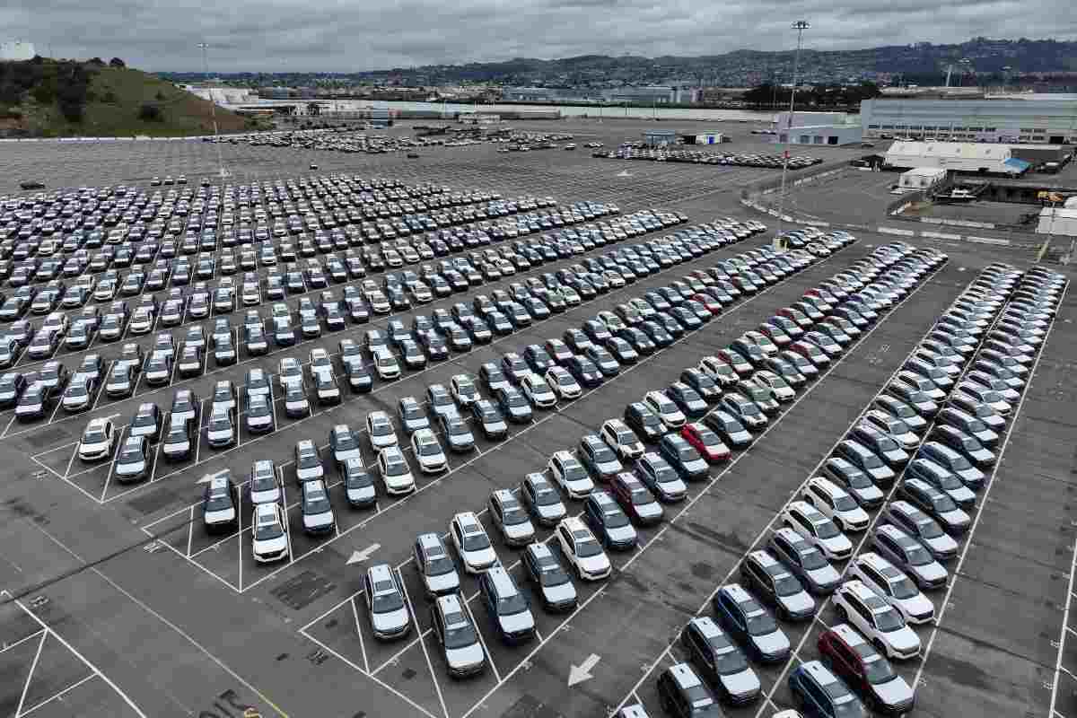 Almacén de automóviles nuevos en California, Estados Unidos
