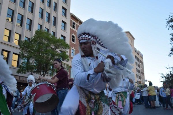 Bailarín con ropa con una imagen de la Virgen de Guadalupe