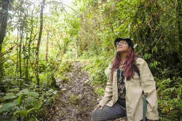 Cornejo en los bosques montanos de Amazonas, donde estudia al mono choro de cola amarilla desde 2007