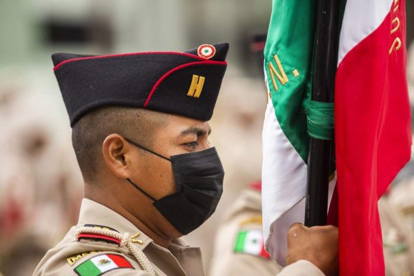 Detienen a dos profesores de escuela militarizada por presunta tortura a adolescentes en Edomex