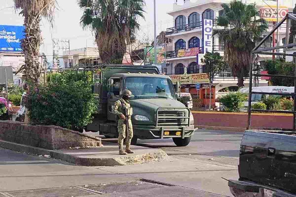 Elementos del Ejército recorren el perímetro al frente del mercado donde asesinaron a un comerciante de carne en Chilpancingo, Guerrero