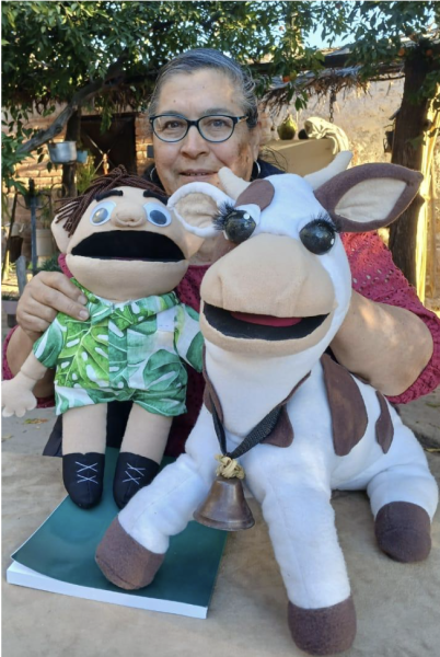 Foto de Paty con Pedrito y la Vaca Nuchi.