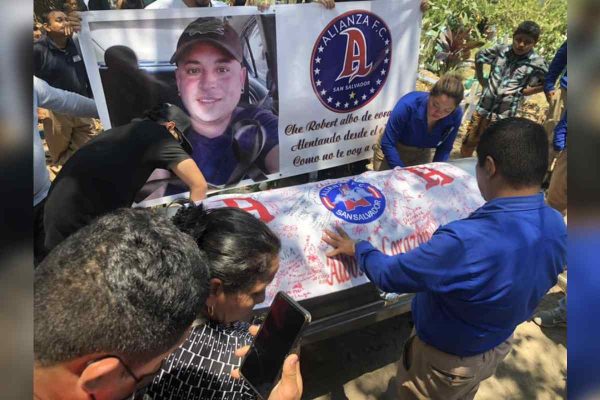Funeral de Roberto, uno de los hombres que murieron en la estación migratoria en Ciudad Juárez, en El Salvador, 10 de abril de 2023