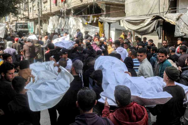 Hombres cargan a las víctimas de los bombardeos de Israel contra Palestina